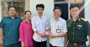 Trao sổ tiết kiệm cho thanh niên chuẩn bị nhập ngũ