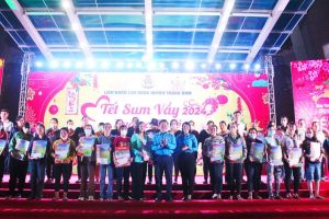 Nhiều công nhân xa quê đón Tết tại phòng trọ