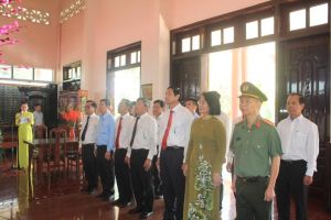 Lãnh đạo tỉnh viếng, dâng hương tại khu di tích, đền thờ, nghĩa trang liệt sĩ