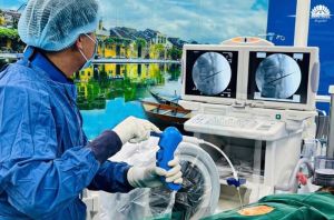 Bơm xi măng sinh học chữa xẹp đốt sống lưng cho bệnh nhân bị té, không di chuyển được