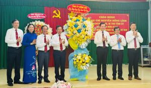 Bí thư Tỉnh ủy Nguyễn Hồng Lĩnh chúc mừng cán bộ, nhân viên ngành Y tế