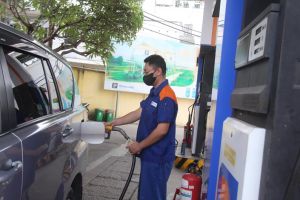 Giá xăng tăng, dầu giảm