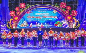 Trao 100 phần quà Xuân tình nguyện - Vì đàn em thân yêu cho học sinh có hoàn cảnh khó khăn