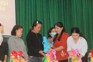 Trao 180 phần quà cho hội viên phụ nữ có hoàn cảnh khó khăn