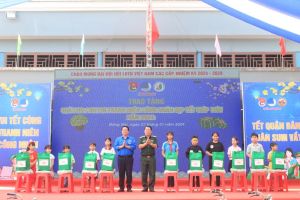 Chăm lo Tết cho thanh niên công nhân