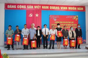 Đoàn Luật sư tỉnh tặng quà Tết cho hơn 400 người dân có hoàn cảnh khó khăn