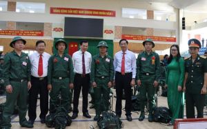 Bí thư Tỉnh ủy Nguyễn Hồng Lĩnh dự lễ giao, nhận quân tại H.Định Quán