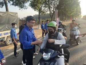 Hỗ trợ vé phà, nước uống cho thanh niên công nhân, người dân về quê đón Tết