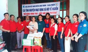 Thăm và tặng quà cho trường hợp trẻ bị bệnh tim tại thị trấn Hiệp Phước