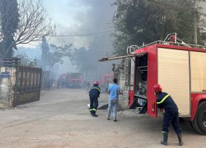 Cháy đống rác cháy lan vào một công ty tại phường An Hòa