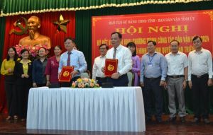 Ký kết thực hiện mô hình “Chính quyền thân thiện” xã, phường, thị trấn