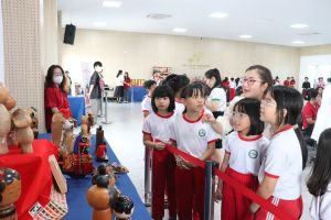 Hơn 1 ngàn học sinh, sinh viên xem triển lãm búp bê Nhật Bản