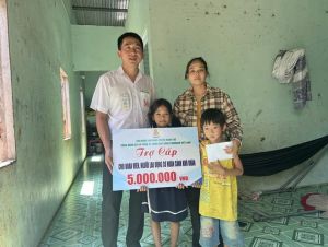 Thăm, hỗ trợ đoàn viên khó khăn, bị bệnh hiểm nghèo