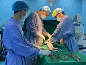 Phẫu thuật lấy sỏi bàng quang to bằng quả trứng vịt cho bệnh nhân