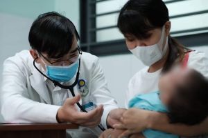 Bé 4 tuổi nuốt phải cục pin tiểu, được nội soi lấy ra kịp thời