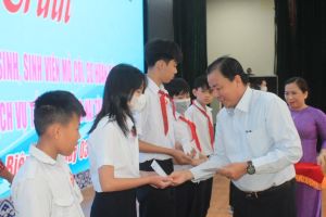 Trao 325 suất học bổng cho học sinh, sinh viên mồ côi, có hoàn cảnh khó khăn