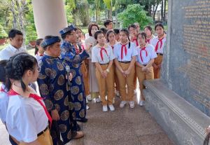 Đẩy mạnh tuyên tuyền, thực hiện Nghị quyết số 12 về văn hóa