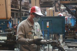 Đơn hàng dồi dào, công nhân tích cực sản xuất