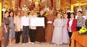 Tặng quà hỗ trợ 2 cơ sở bảo trợ xã hội đang nuôi dưỡng gần 100 trẻ em, người cao tuổi