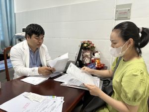 Phẫu thuật bóc khối u có chứa cả răng, tóc, xương trong buồng trứng nữ bệnh nhân