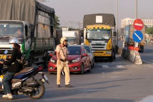 Ngăn ùn tắc giao thông những tháng đầu năm