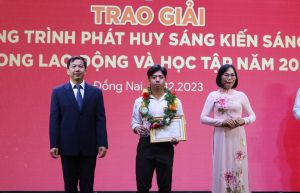 Nhóm giảng viên, sinh viên Trường Đại học Lạc Hồng đã nghiên cứu thiết kế và chế tạo chiếc máy dán nhãn tự động, cho hiệu quả năng suất cao
