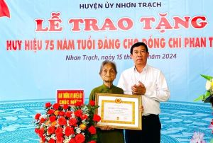 Trao Huy hiệu 75 năm tuổi Đảng cho đồng chí Phan Thị Chi