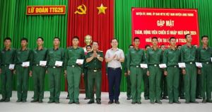 Huyện Long Thành tặng quà chiến sĩ mới tại Lữ đoàn 26