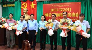 Huyện Nhơn Trạch trao 8 Quyết định về công tác cán bộ