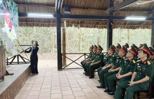 Tổ chức cho cán bộ chiến sĩ về nguồn