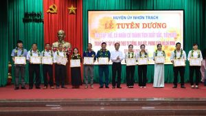 Nhơn Trạch tuyên dương khen thưởng hơn 40 tập thể, cá nhân trong học tập và làm theo Bác