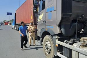 Kiểm soát xe đầu kéo để ngăn tai nạn giao thông