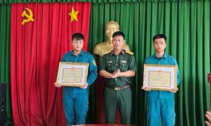 Khen thưởng đột xuất 2 dân quân dũng cảm bắt tội phạm