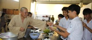 Nhà sư 10 năm nuôi trò nghèo, người bệnh