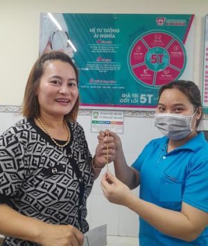 Nữ hộ lý phòng khám Ái Nghĩa nhặt được dây chuyền vàng trả lại bệnh nhân