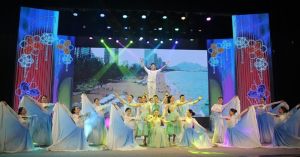 Diễn báo cáo chương trình nghệ thuật Bức tranh muôn màu