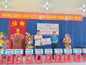 Trao tặng trên 500 thùng nước uống cho người dân tỉnh Bến Tre