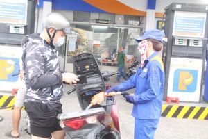 Giá xăng tăng, giá dầu giảm