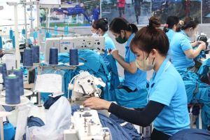 Công nhân tăng tốc sản xuất tại doanh nghiệp