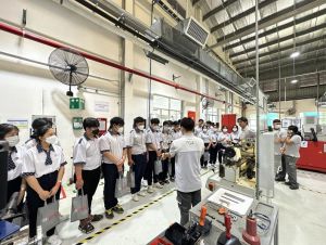 職業教師の100％がASEANおよび国際レベルに達成