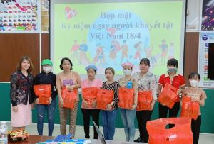 Họp mặt, tặng quà cho lao động là người khuyết tật