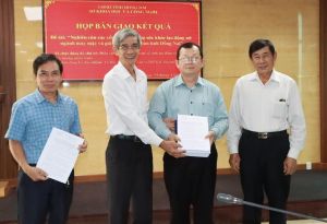 Bàn giao đề tài nghiên cứu khoa học cấp tỉnh liên quan đến sức khỏe công nhân nữ