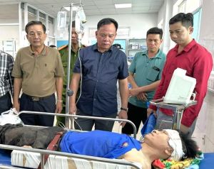 Quyền Chủ tịch UBND tỉnh Võ Tấn Đức thăm nạn nhân vụ nổ lò hơi