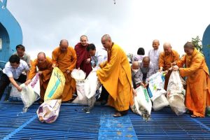 Tích cực phóng sinh và bảo vệ nguồn nước