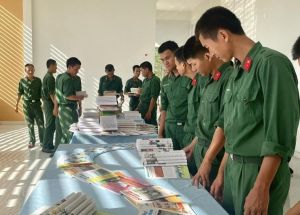 Đông đảo cán bộ, chiến sĩ  tham dự Ngày Sách và văn hóa đọc Việt Nam lần thứ 3