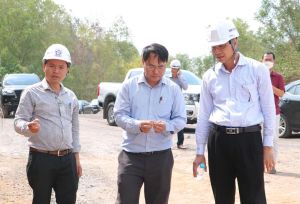 Thực hiện khoan khảo sát tại các vị trí đề xuất khai thác đất đắp thi công Dự án Đường cao tốc Biên Hòa - Vũng Tàu