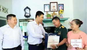 Lãnh đạo Văn phòng Tỉnh ủy thăm chiến sĩ Điện Biên tại thành phố Long Khánh