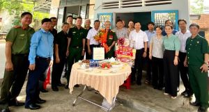 Phó Bí thư thường trực Tỉnh ủy thăm, động viên, tặng quà chiến sĩ Điện Biên tại Tân Phú và Định Quán