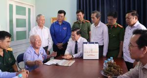 Bí thư Tỉnh ủy đến thăm, tặng quà chiến sĩ Điện Biên tại Long Thành