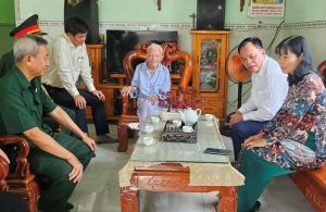 Quyền Chủ tịch UBND tỉnh Võ Tấn Đức đến thăm, tặng quà tri ân chiến sĩ Điện Biên